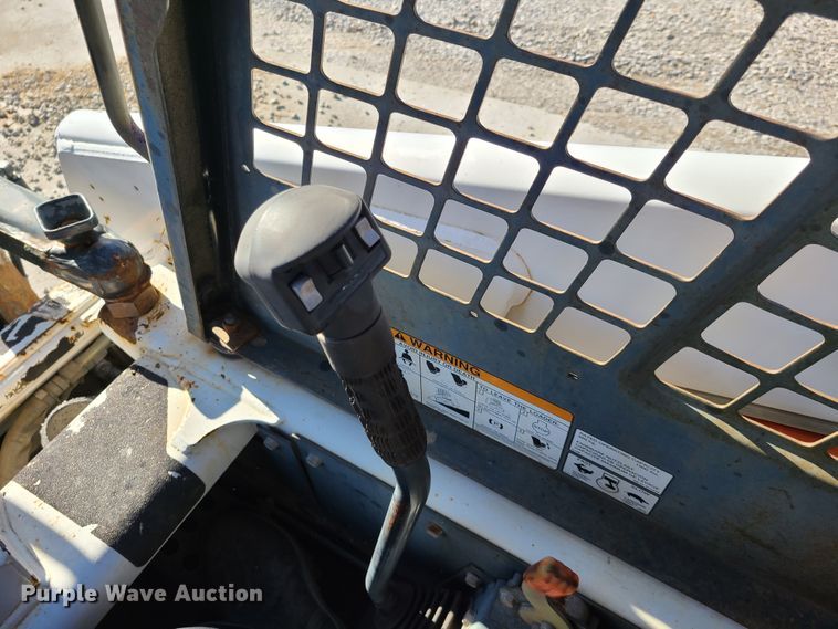 image for item HE9982 2001 Bobcat 863  skid steer loader