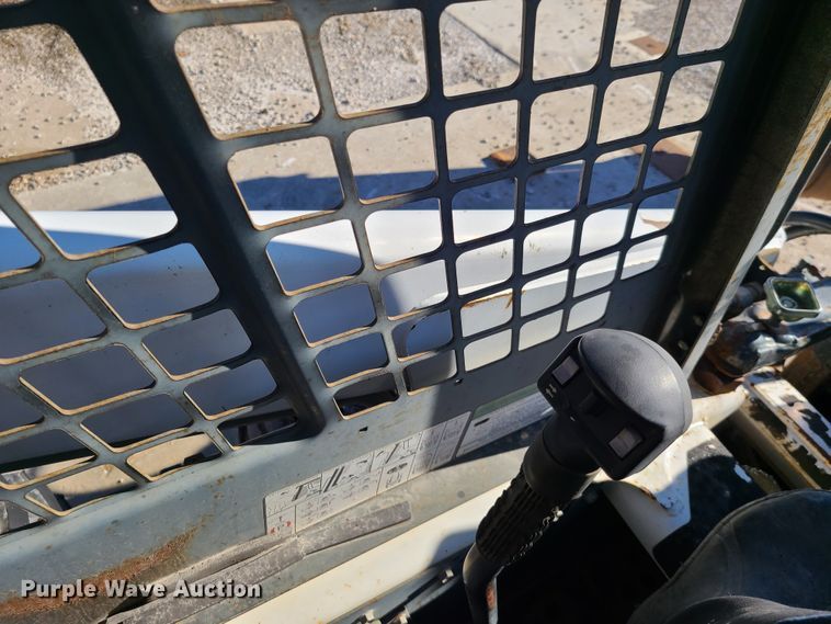 image for item HE9982 2001 Bobcat 863  skid steer loader