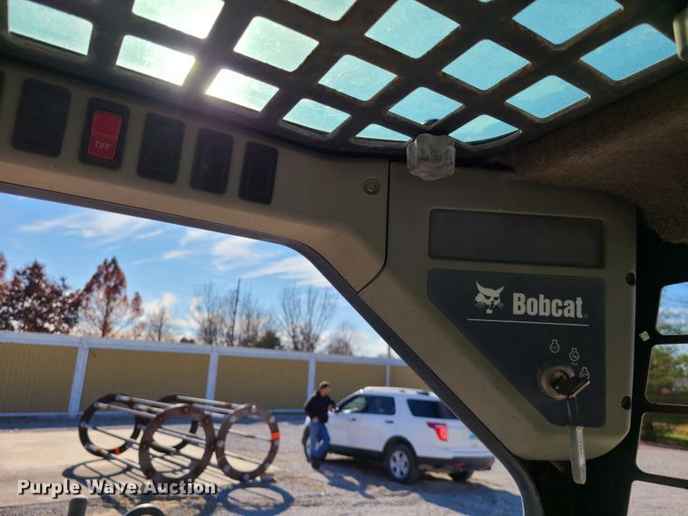 image for item HE9982 2001 Bobcat 863  skid steer loader