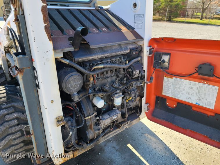 image for item HE9982 2001 Bobcat 863  skid steer loader