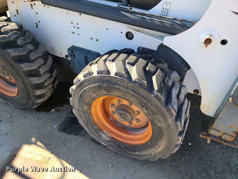 image for item HE9982 2001 Bobcat 863  skid steer loader