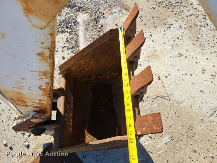 image for item HE9982 2001 Bobcat 863  skid steer loader