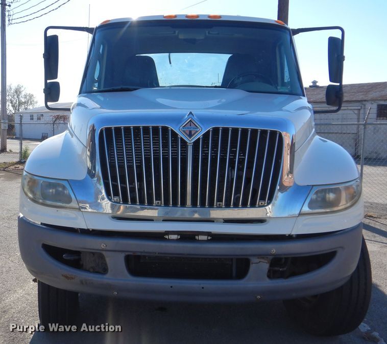 image for item HY9936 2008 International DuraStar 4400  utility truck