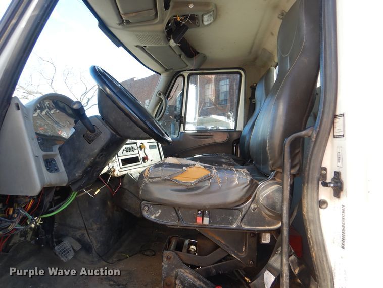 image for item HY9936 2008 International DuraStar 4400  utility truck