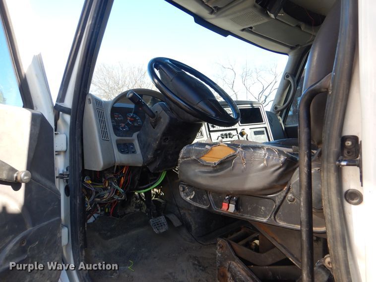 image for item HY9936 2008 International DuraStar 4400  utility truck