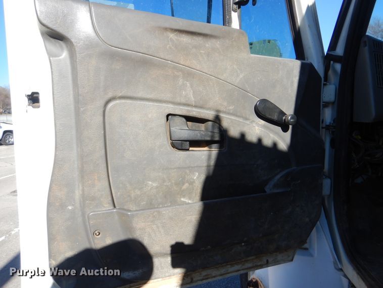 image for item HY9936 2008 International DuraStar 4400  utility truck