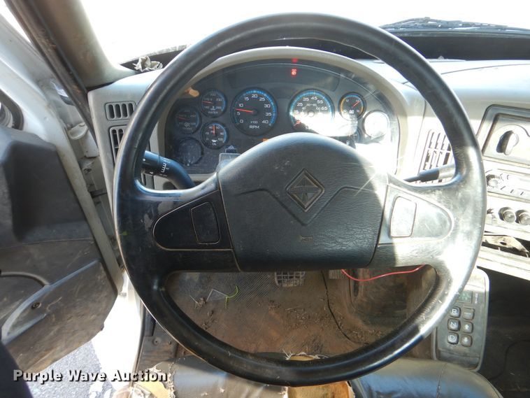 image for item HY9936 2008 International DuraStar 4400  utility truck