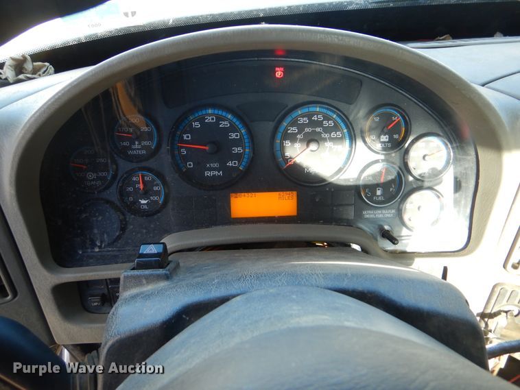 image for item HY9936 2008 International DuraStar 4400  utility truck