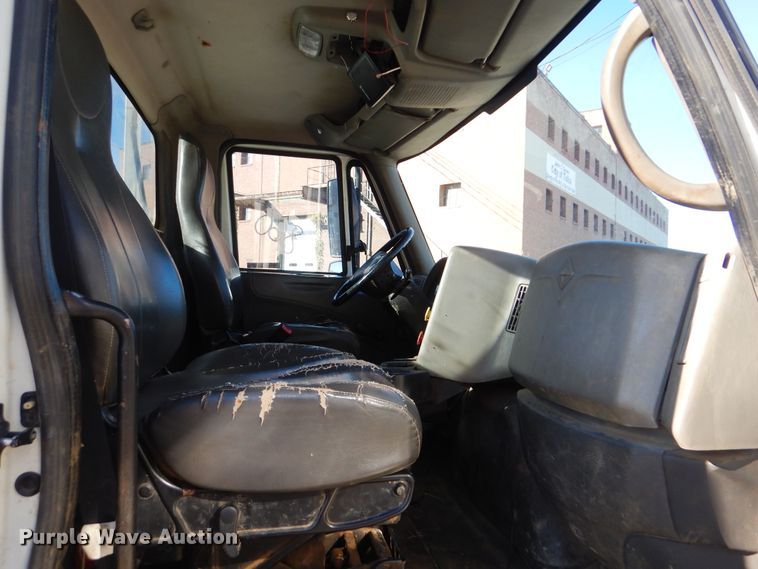 image for item HY9936 2008 International DuraStar 4400  utility truck