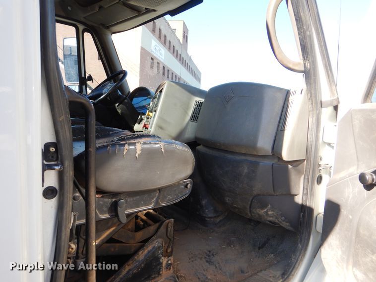 image for item HY9936 2008 International DuraStar 4400  utility truck