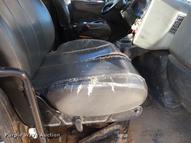 image for item HY9936 2008 International DuraStar 4400  utility truck