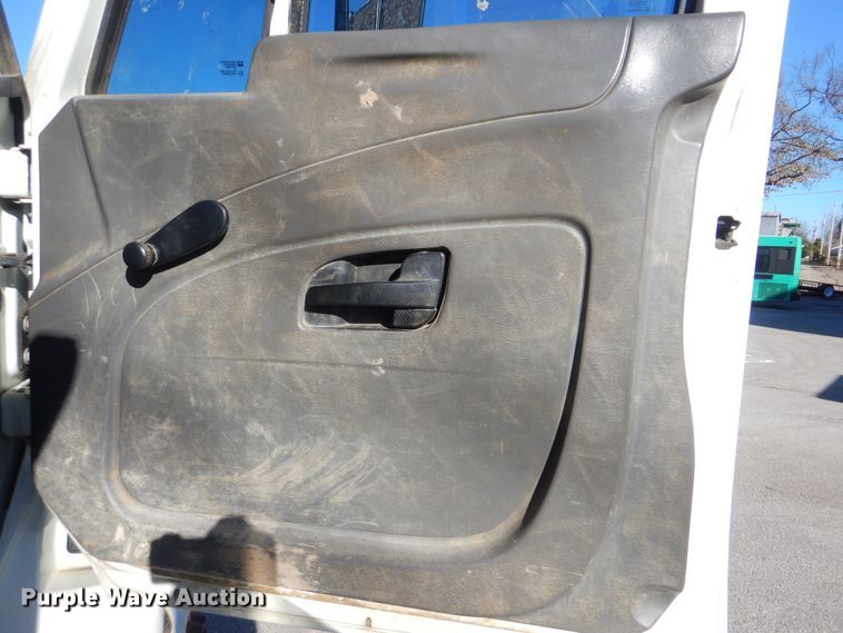 image for item HY9936 2008 International DuraStar 4400  utility truck