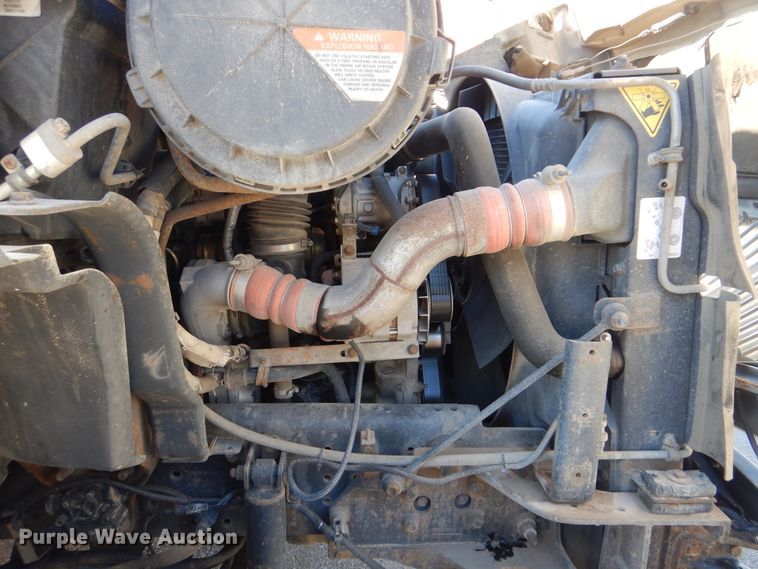 image for item HY9936 2008 International DuraStar 4400  utility truck