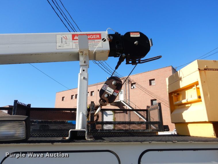 image for item HY9936 2008 International DuraStar 4400  utility truck