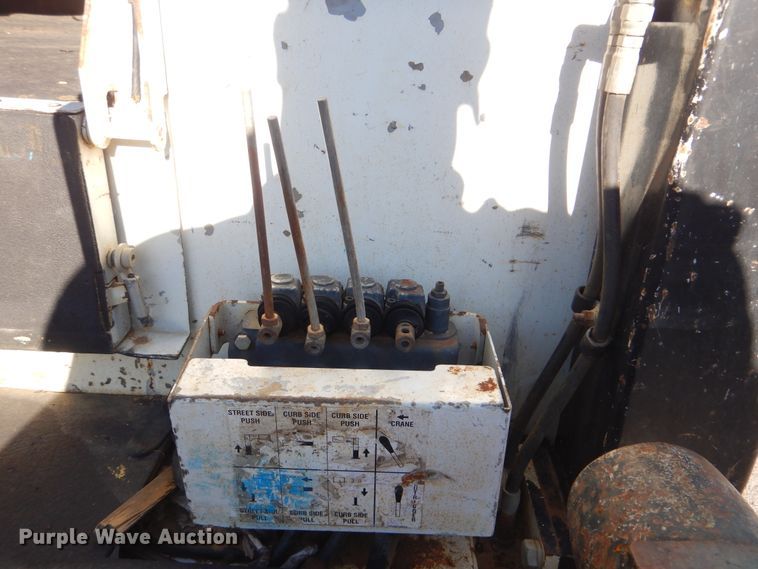 image for item HY9936 2008 International DuraStar 4400  utility truck