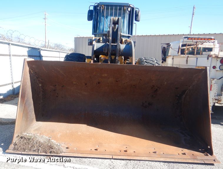 image for item HY9982 2012 John Deere 724K  wheel loader