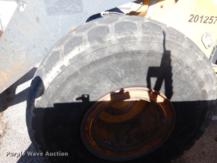 image for item HY9982 2012 John Deere 724K  wheel loader