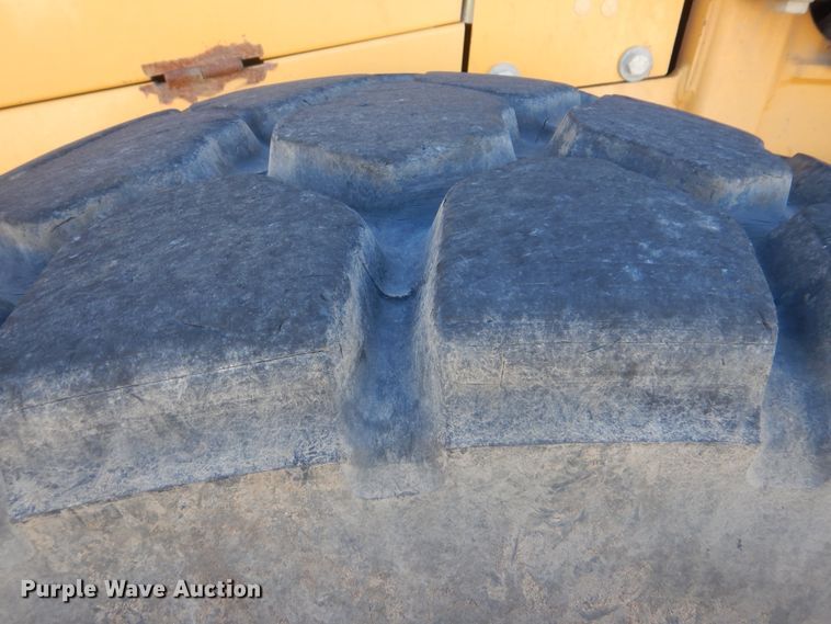 image for item HY9982 2012 John Deere 724K  wheel loader