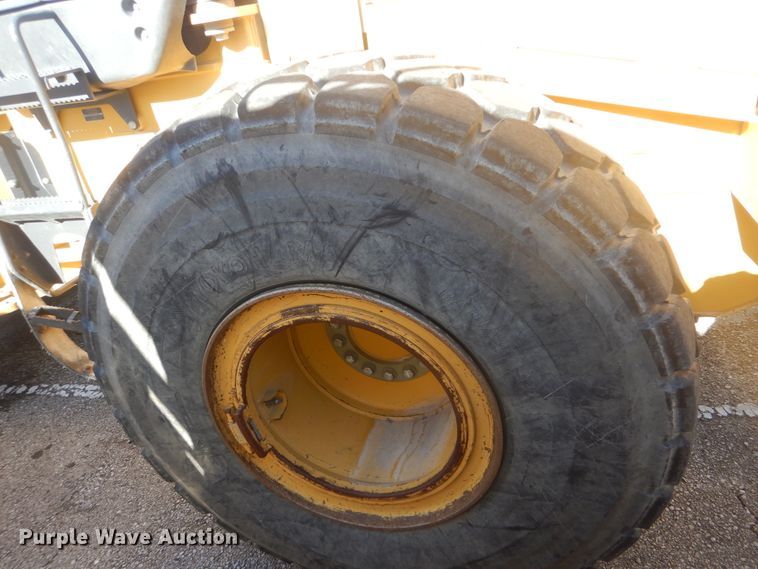 image for item HY9982 2012 John Deere 724K  wheel loader