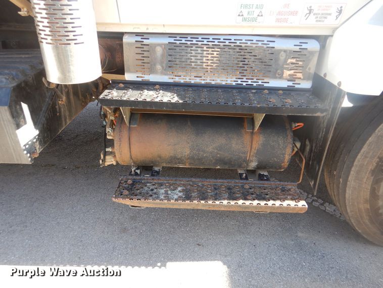 image for item HY9986 2009 International 7400  dump truck