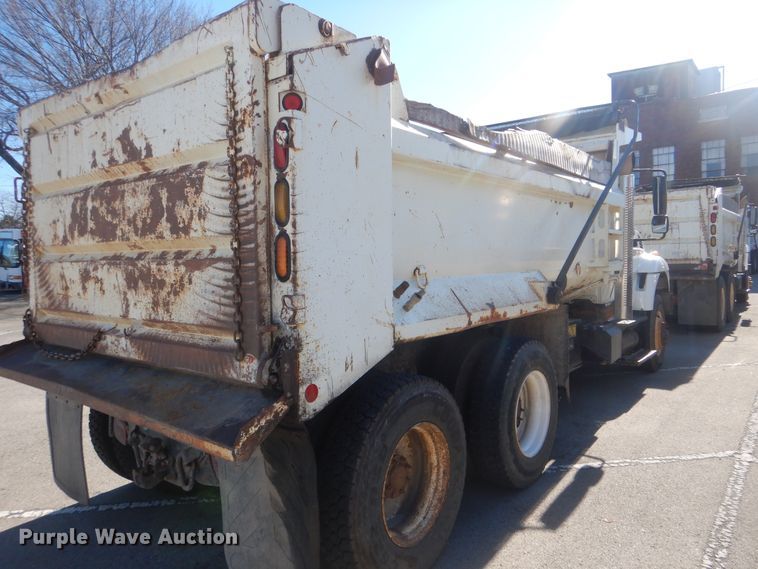 image for item HY9986 2009 International 7400  dump truck