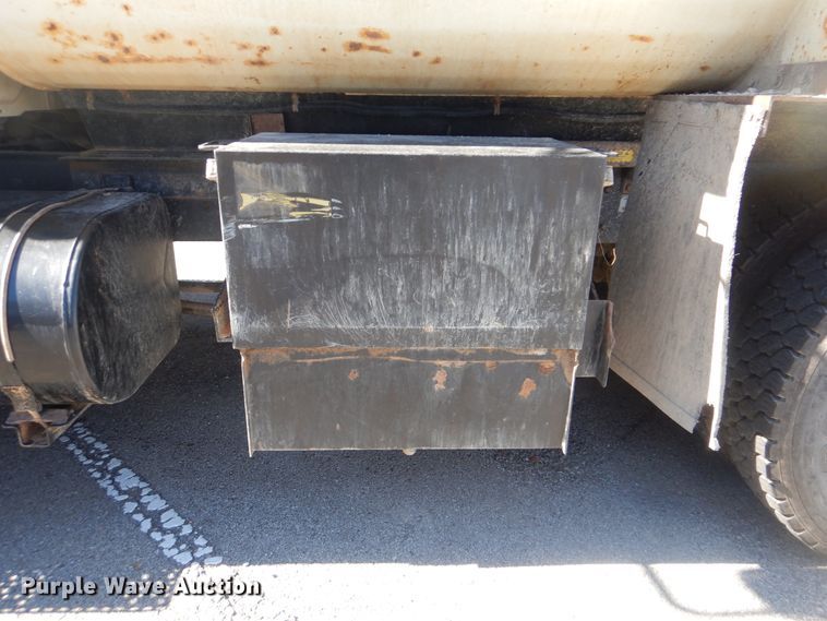 image for item HY9986 2009 International 7400  dump truck