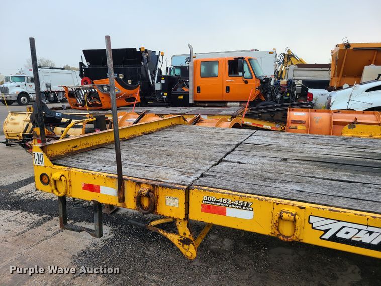 image for item DF3203 2006 Towmaster T-24T tilt deck equipment trailer