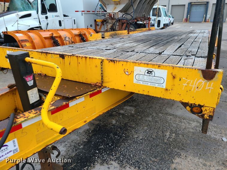 image for item DF3203 2006 Towmaster T-24T tilt deck equipment trailer