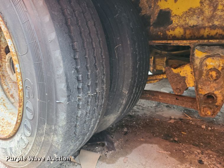 image for item DF3205 1998 Trail King 40LP equipment trailer