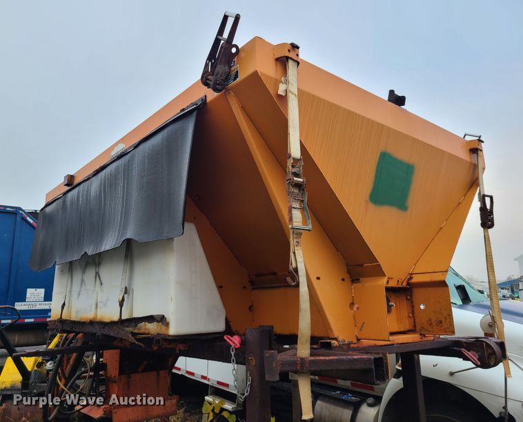 Henderson spreader in Kansas City, MO Item DF3206 sold Purple Wave