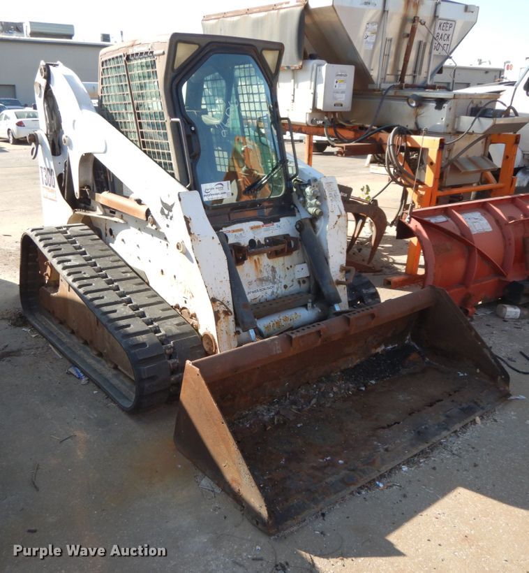 image for item DH7023 2006 Bobcat T300  tracked skid steer loader
