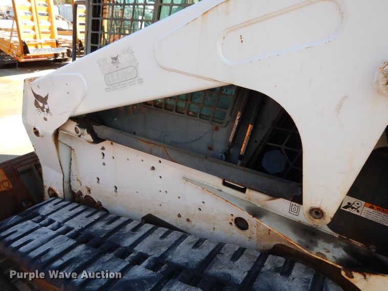 image for item DH7023 2006 Bobcat T300  tracked skid steer loader