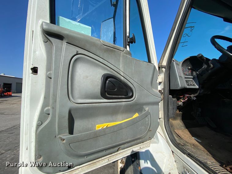 image for item DH7034 2007 International 7600  refuse truck