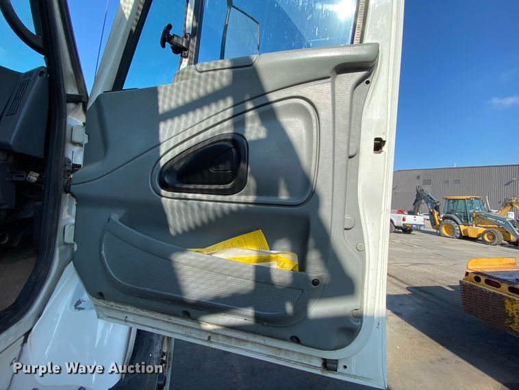 image for item DH7034 2007 International 7600  refuse truck