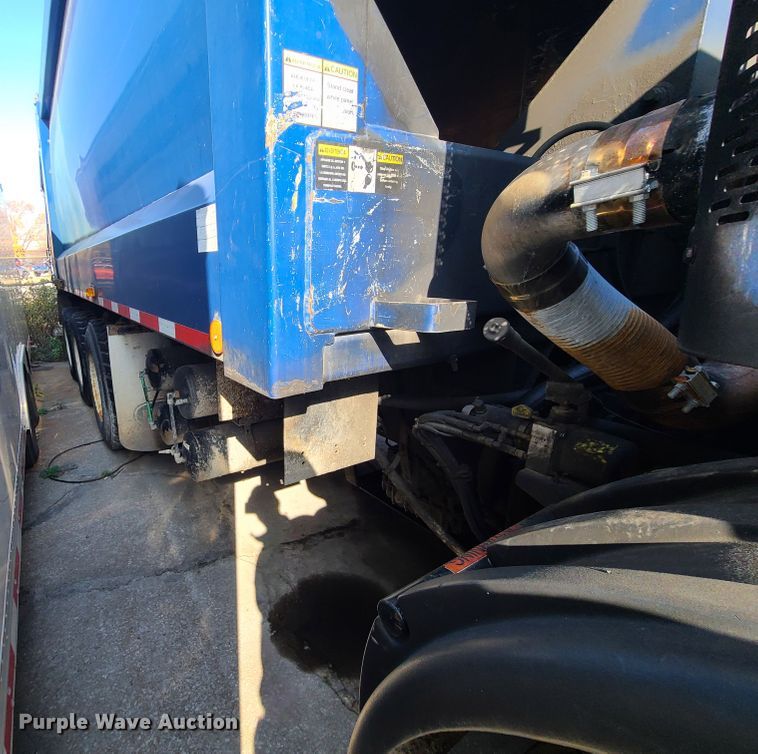 image for item DH7053 2006 Freightliner Condor  refuse truck