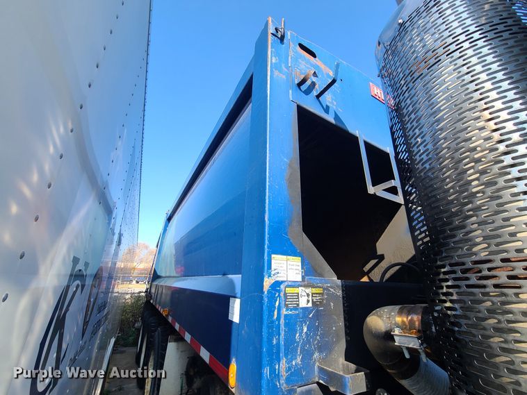 image for item DH7053 2006 Freightliner Condor  refuse truck