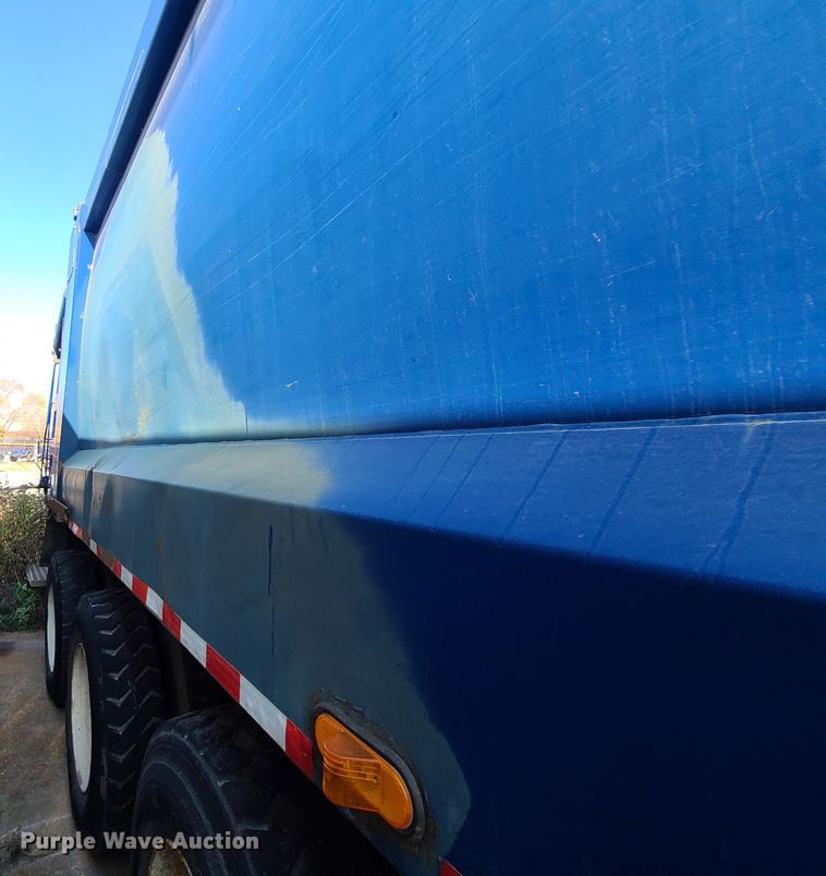 image for item DH7053 2006 Freightliner Condor  refuse truck