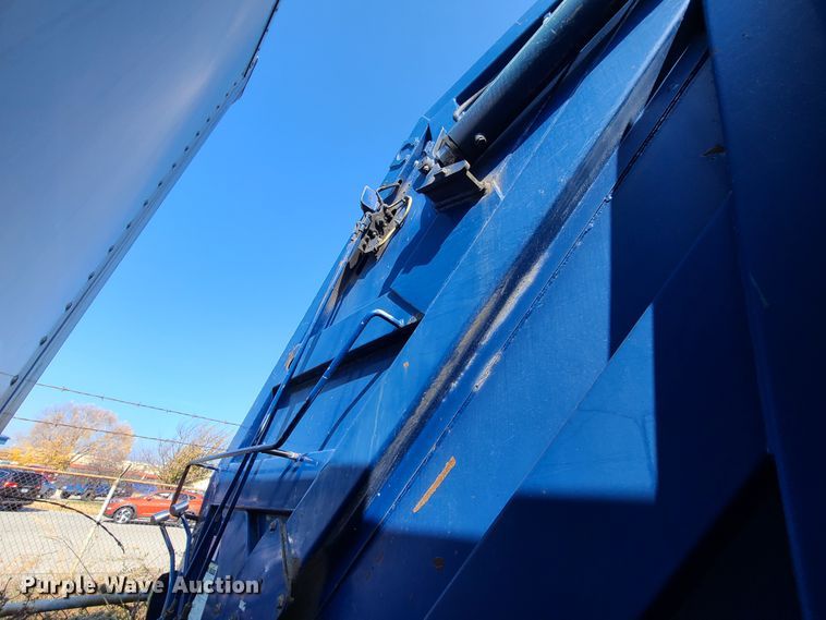 image for item DH7053 2006 Freightliner Condor  refuse truck