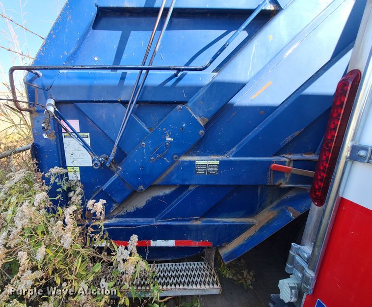 image for item DH7053 2006 Freightliner Condor  refuse truck