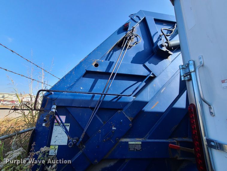 image for item DH7053 2006 Freightliner Condor  refuse truck