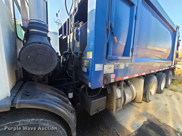 image for item DH7053 2006 Freightliner Condor  refuse truck