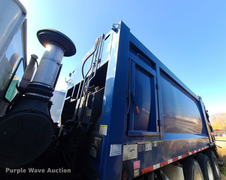 image for item DH7053 2006 Freightliner Condor  refuse truck