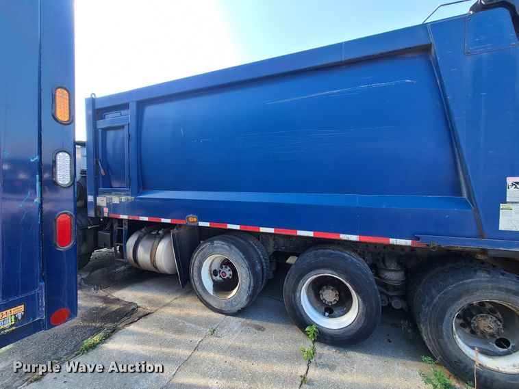 image for item DH7053 2006 Freightliner Condor  refuse truck