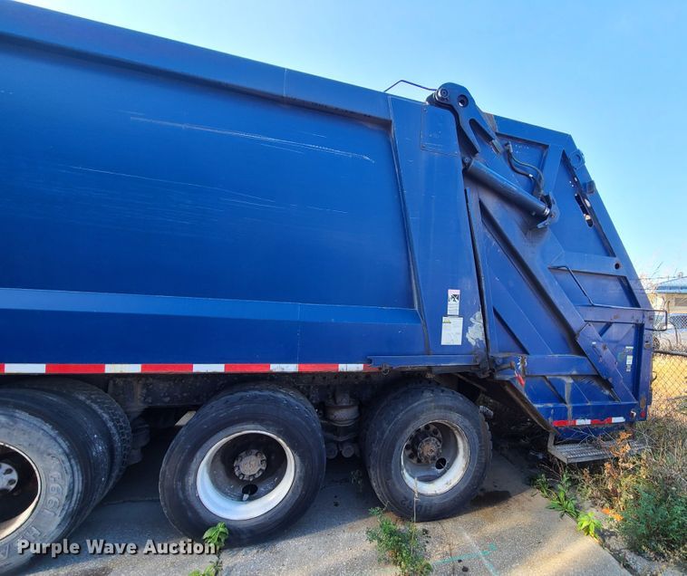 image for item DH7053 2006 Freightliner Condor  refuse truck