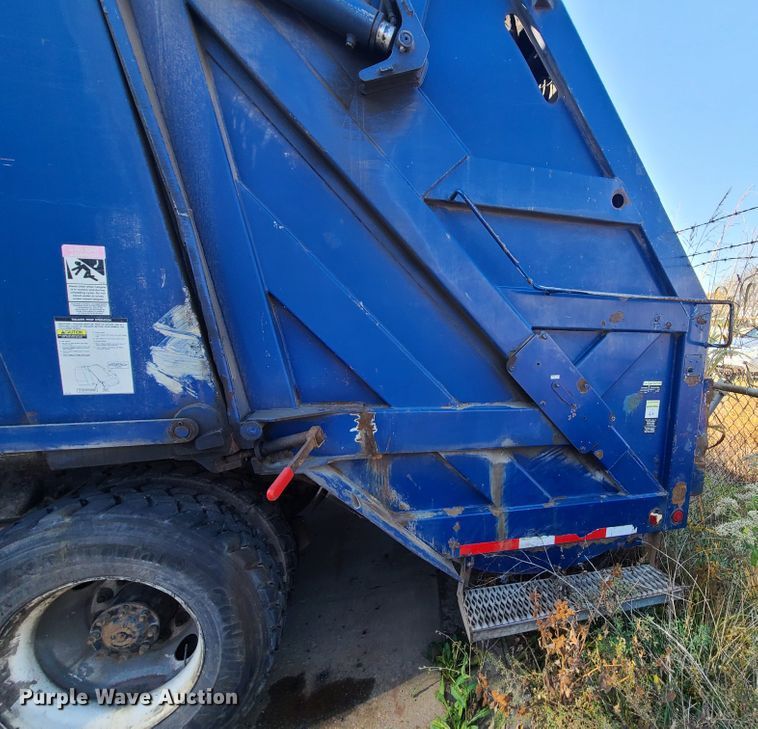 image for item DH7053 2006 Freightliner Condor  refuse truck