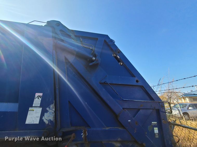 image for item DH7053 2006 Freightliner Condor  refuse truck