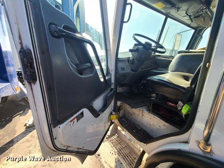 image for item DH7053 2006 Freightliner Condor  refuse truck