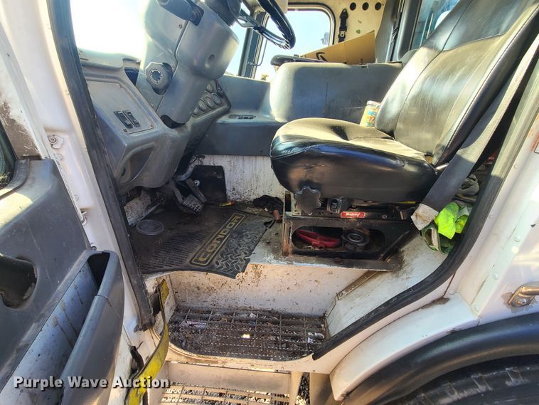 image for item DH7053 2006 Freightliner Condor  refuse truck