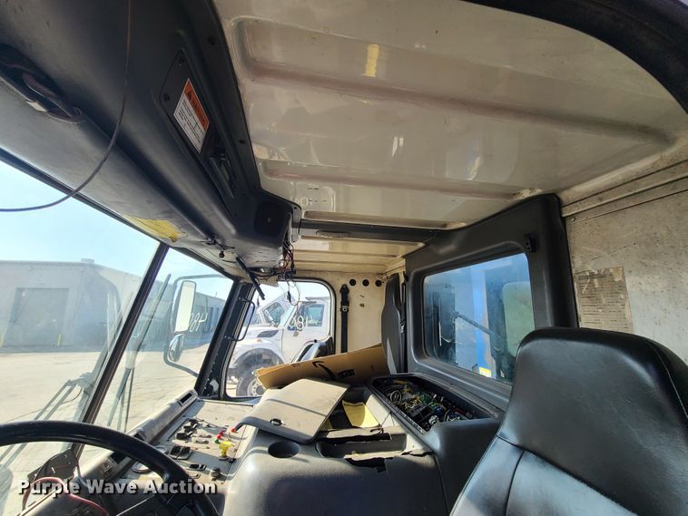 image for item DH7053 2006 Freightliner Condor  refuse truck