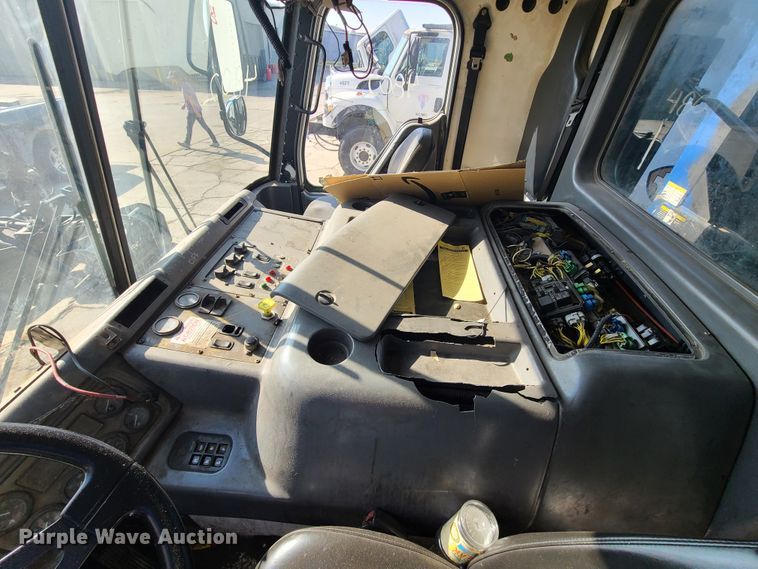 image for item DH7053 2006 Freightliner Condor  refuse truck